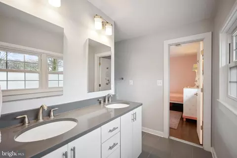 Bath - 8405 Oakford Dr, Springfield, VA 22152 photo 4 of 5