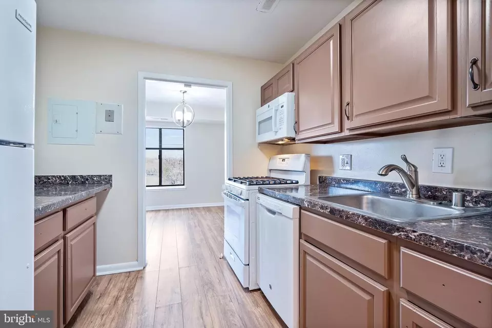 Kitchen - 3100 S Manchester St #1032, Falls Church, VA 22044 photo 5 of 6