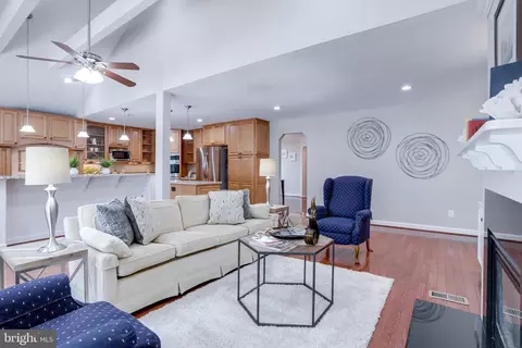 7004 Woodland Dr, Springfield, VA 22151 photo 2