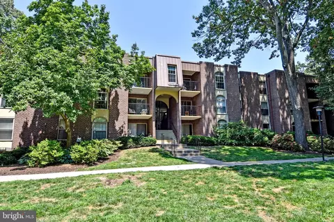 3302 Woodburn Village Dr #24, Annandale, VA 22003