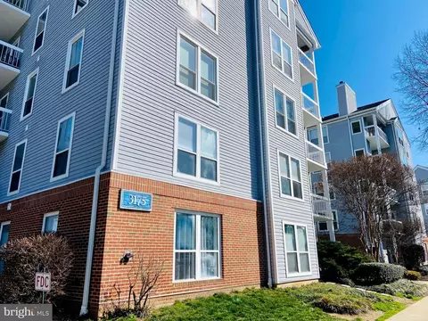 3175 Summit Square Dr #5-B6, Oakton, VA 22124