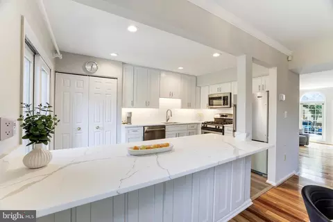 6297 Walkers Croft Way, Alexandria, VA 22315