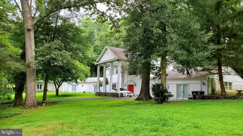 1122 Springvale Rd, Great Falls, VA 22066