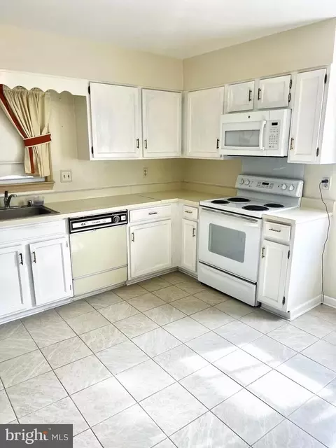 Kitchen - 7919 Edinburgh Dr, Springfield, VA 22153 photo 4 of 6