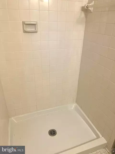 Bath - 7919 Edinburgh Dr, Springfield, VA 22153 photo 2 of 4
