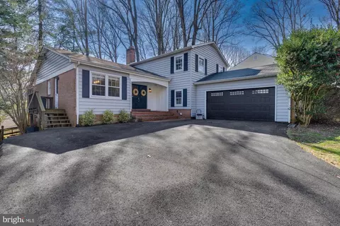 8209 Chivalry Rd, Annandale, VA 22003