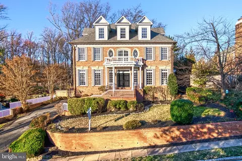 Exterior - 5802 Bent Twig Rd, Mclean, VA 22101 photo 4 of 11