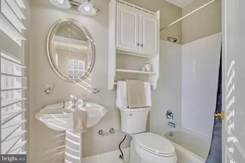 Bath - 5802 Bent Twig Rd, Mclean, VA 22101 photo 9 of 14