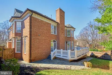 Exterior - 5802 Bent Twig Rd, Mclean, VA 22101 photo 10 of 11