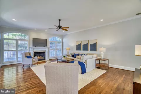 Living - 5802 Bent Twig Rd, Mclean, VA 22101 photo 7 of 17