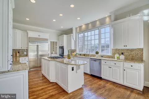 Kitchen - 5802 Bent Twig Rd, Mclean, VA 22101 photo 8 of 10