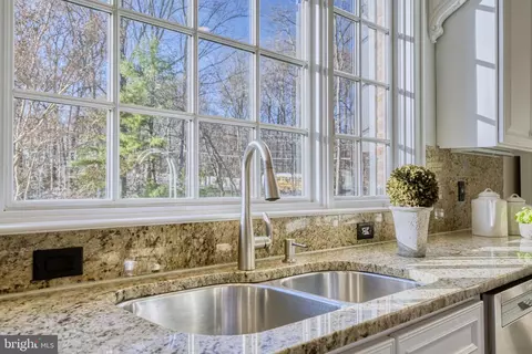 Kitchen - 5802 Bent Twig Rd, Mclean, VA 22101 photo 6 of 10