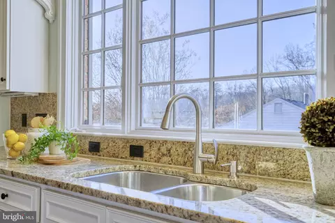 Kitchen - 5802 Bent Twig Rd, Mclean, VA 22101 photo 7 of 10