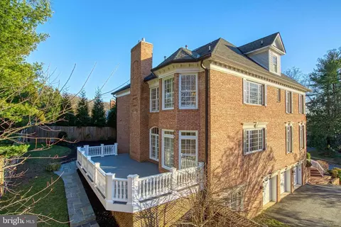 Exterior - 5802 Bent Twig Rd, Mclean, VA 22101 photo 3 of 11