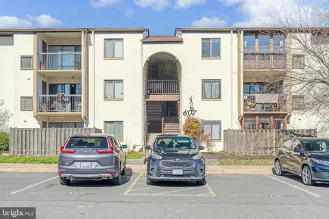 607 Center St #204, Herndon, VA 20170