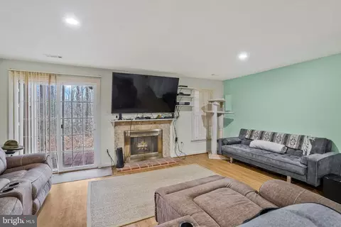 Living - 8858 Eagle Rock Ln, Springfield, VA 22153 photo 8 of 8