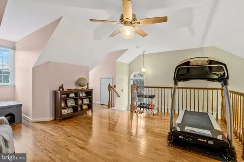 Living - 8858 Eagle Rock Ln, Springfield, VA 22153 photo 3 of 8