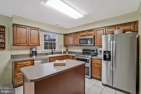 Kitchen - 8858 Eagle Rock Ln, Springfield, VA 22153 photo 4 of 6