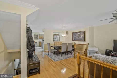 Living - 8858 Eagle Rock Ln, Springfield, VA 22153 photo 2 of 8