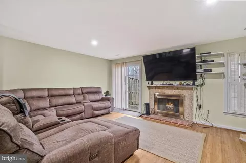 Living - 8858 Eagle Rock Ln, Springfield, VA 22153 photo 5 of 8