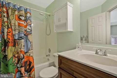 Bath - 8858 Eagle Rock Ln, Springfield, VA 22153 photo 4 of 7