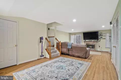 Living - 8858 Eagle Rock Ln, Springfield, VA 22153 photo 4 of 8