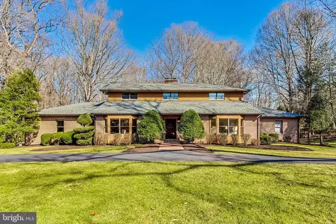 9503 Beach Mill Rd, Great Falls, VA 22066