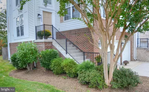 13082 Rose Petal Cir, Herndon, VA 20171