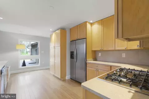 Kitchen - 2516 Soapstone Dr, Reston, VA 20191 photo 3 of 4