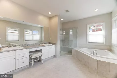 Bath - 1476 Evans Farm Dr, Mclean, VA 22101 photo 2 of 5