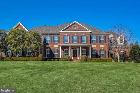 11624 Hunting Crest Ln, Vienna, VA 22182