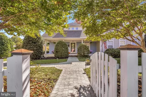 Exterior - 835 Elden St, Herndon, VA 20170 photo 2 of 31