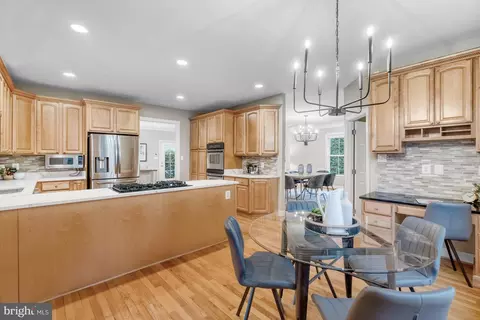 Kitchen - 835 Elden St, Herndon, VA 20170 photo 7 of 8