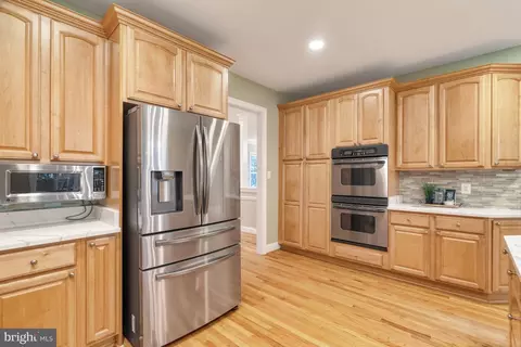 Kitchen - 835 Elden St, Herndon, VA 20170 photo 4 of 8