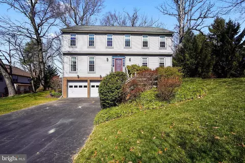4888 Oakcrest Dr, Fairfax, VA 22030