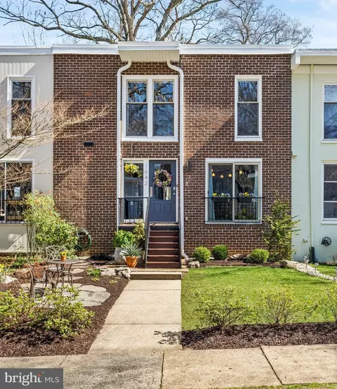 1642 Wainwright Dr, Reston, VA 20190