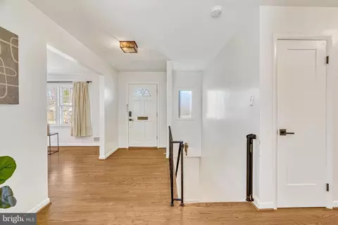 Entry Way - 6219 Kellogg Dr, Mclean, VA 22101 photo 2 of 3