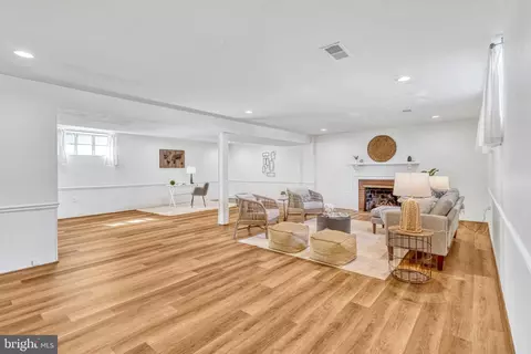 Dining - 6219 Kellogg Dr, Mclean, VA 22101 photo 3 of 4