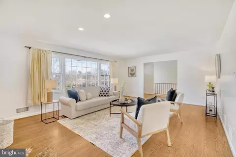 Living - 6219 Kellogg Dr, Mclean, VA 22101 photo 3 of 5