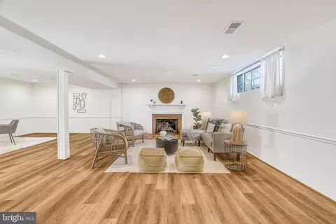 Living - 6219 Kellogg Dr, Mclean, VA 22101 photo 4 of 5