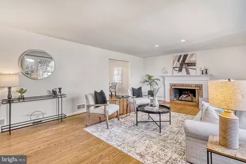 Living - 6219 Kellogg Dr, Mclean, VA 22101 photo 2 of 5