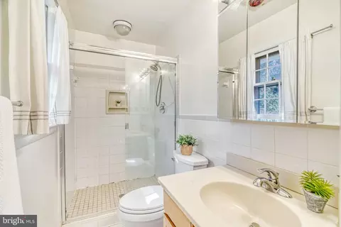 Bath - 6219 Kellogg Dr, Mclean, VA 22101 photo 1 of 3