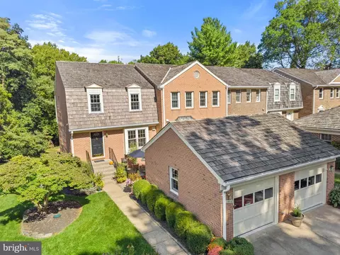 2910 Oakborough Sq, Oakton, VA 22124