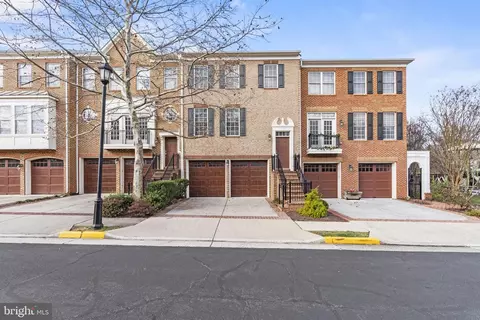 135 Herndon Mill Cir, Herndon, VA 20170