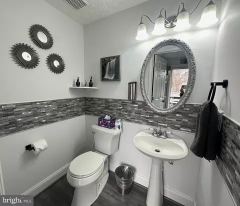 Bath - 8366 Fern Leaf Ct, Springfield, VA 22153 photo 3 of 3
