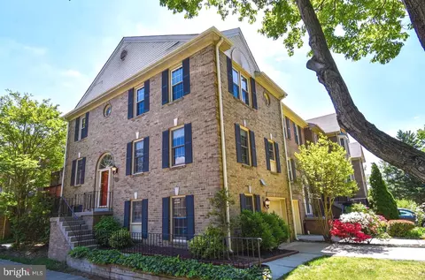 5915 Norham Dr, Alexandria, VA 22315