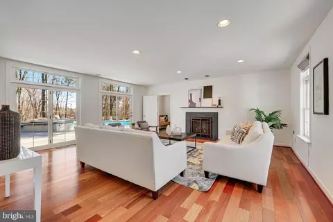 Living - 1807 Post Oak Trl, Reston, VA 20191 photo 4 of 10