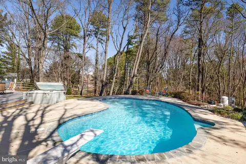 Exterior - 1807 Post Oak Trl, Reston, VA 20191 photo 18 of 23