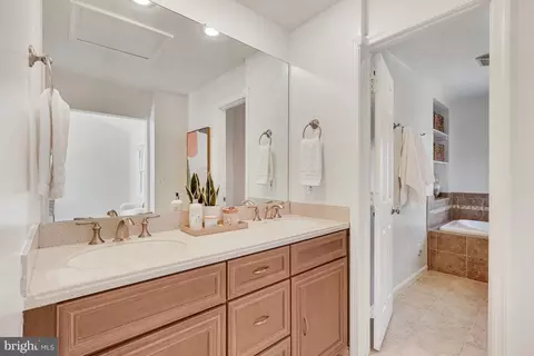 Bath - 1807 Post Oak Trl, Reston, VA 20191 photo 2 of 9