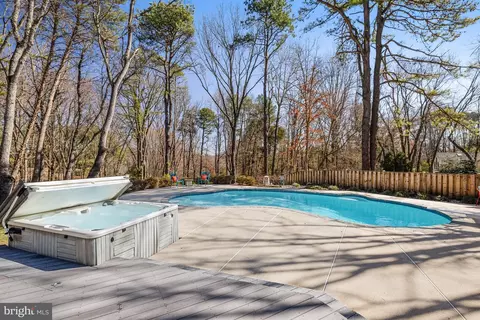 Exterior - 1807 Post Oak Trl, Reston, VA 20191 photo 17 of 23